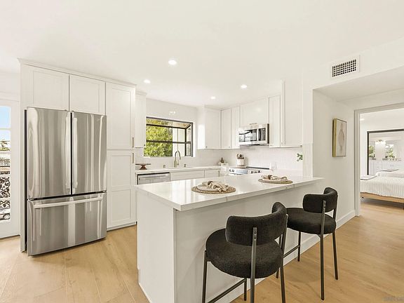 5th image of 1263 Robinson Ave APT 13
