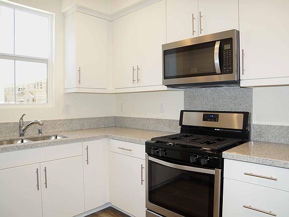 Granite counter tops, gas stove & microwave