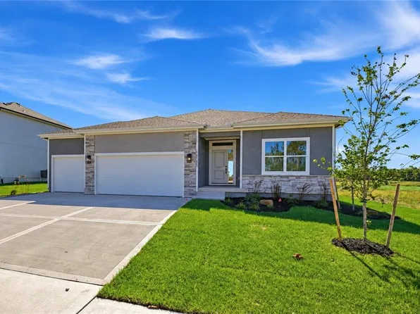 18585 W 195th St, Spring Hill, KS 66083