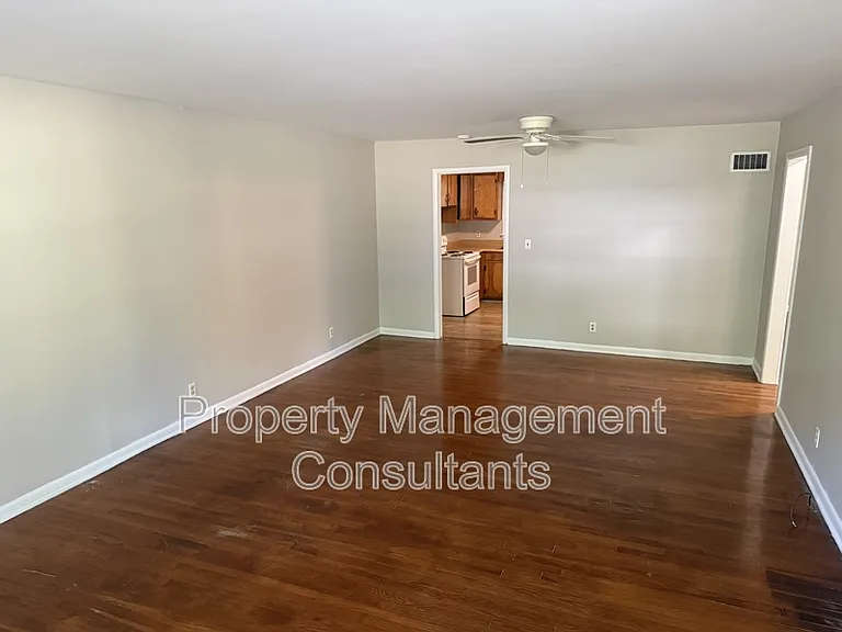 939 N Royal Ave — Photo 4