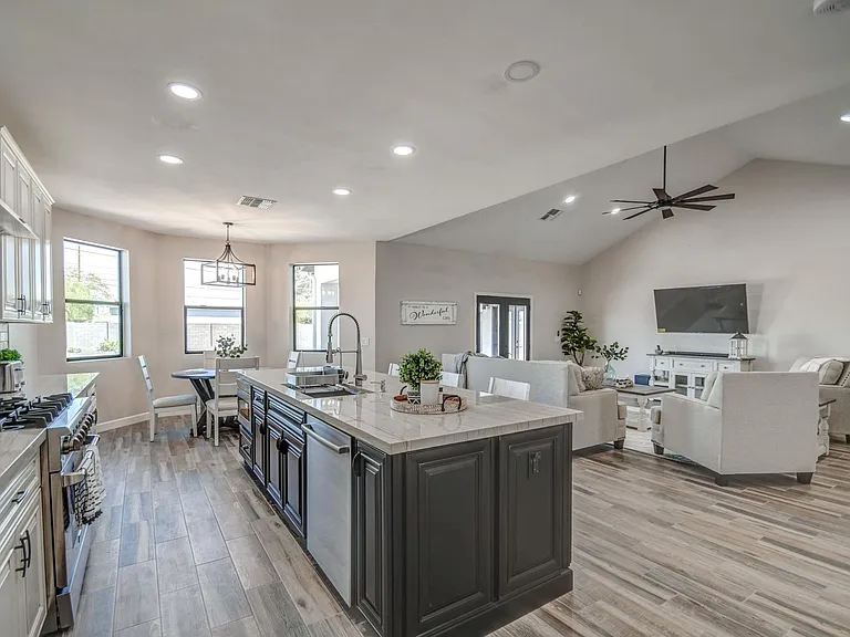 3216 E Sunnyside Ln — Photo 17