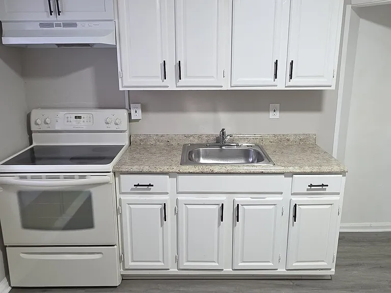 2521 E Madison St — Photo 5