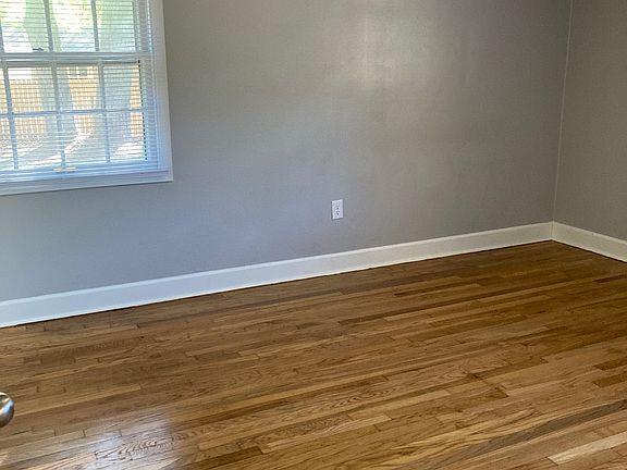 4th image of 4 Colonial Dr