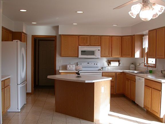Beautiful Kitchen with tons of storage!