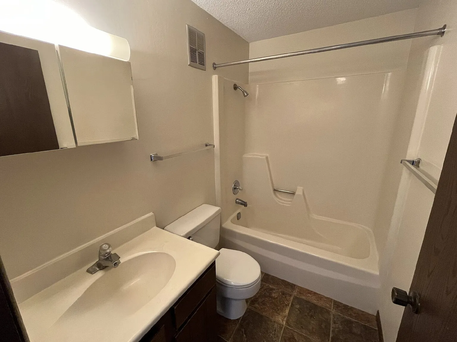1 bed, 1.0 bath, $800 — Photo 4