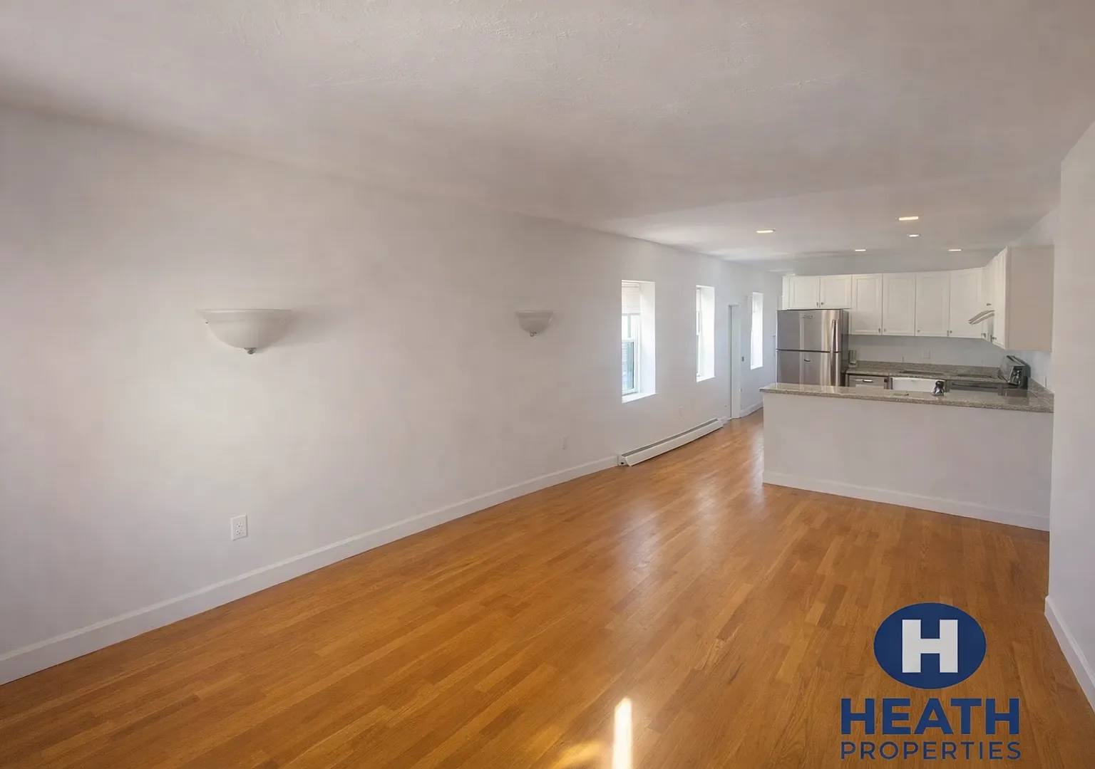 No brokers Fee, In-Unit Washer and Dryer, Stainless steel Kitchen Appliances — Photo 2