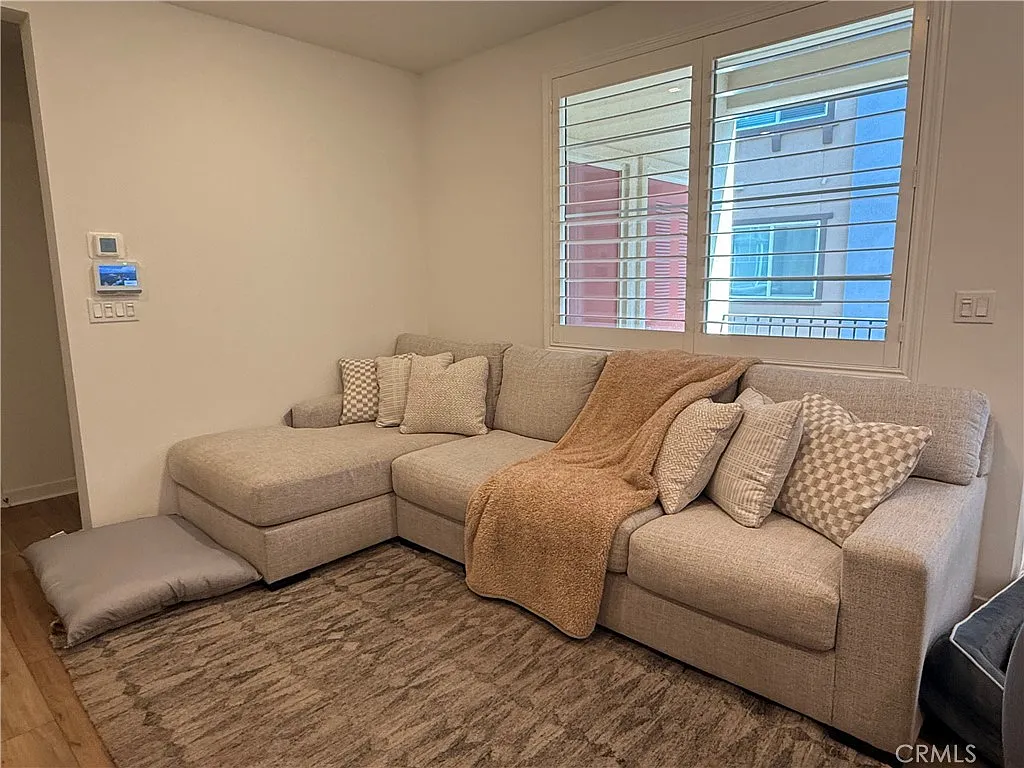 2 bed, 1000 sqft, $3,000 — Photo 4