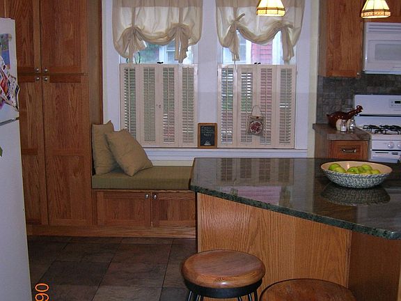 window seat in kitchen