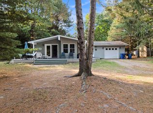 87 E Hanover St, Pentwater, MI 49449