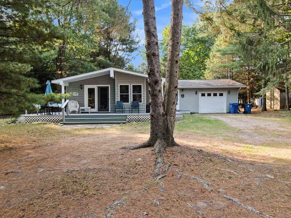 87 E Hanover St, Pentwater, MI 49449