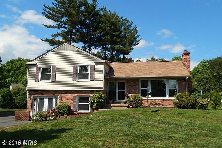 Beautifully Renovated~Close-in 1/2  Acre~no HOA