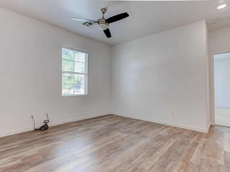 2049 Rockburne St — Photo 14