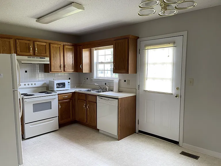 613 Wilderness Trl — Photo 3
