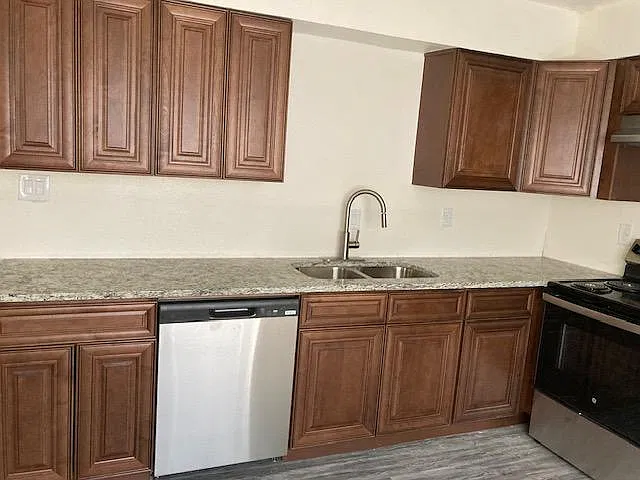 La Villa Elms & West Oaks Apartments — Photo 1