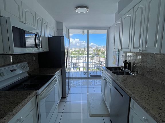 Kitchen
Samsung Stainless Steel Fridge & Dishwasher
Microwave, Stove w Oven
