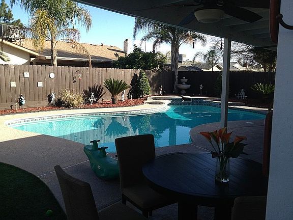 Large pool w/covered patio