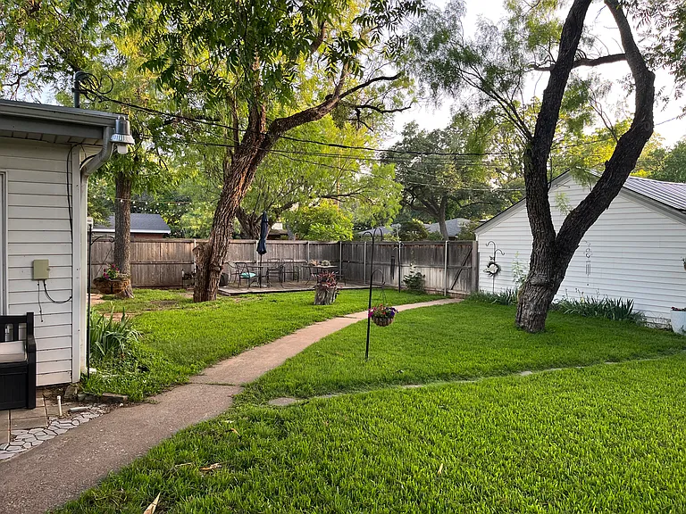 1166 Albany St — Photo 50