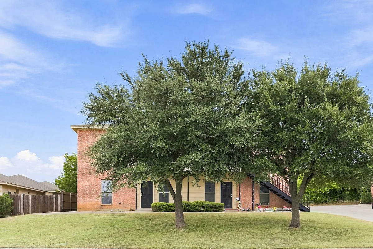 2100 2106 Breezy Dr - 2104 Breezy — Photo 3
