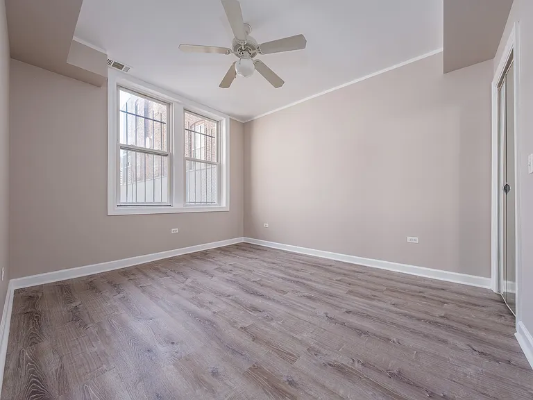 738 w Briar — Photo 17