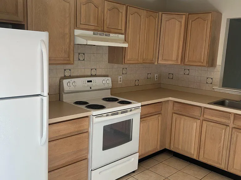 120 Clover Ct — Photo 3
