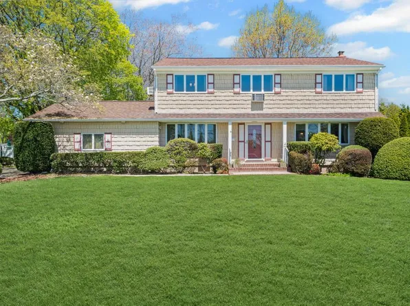 1 Bardolier Lane, Bay Shore, NY 11706