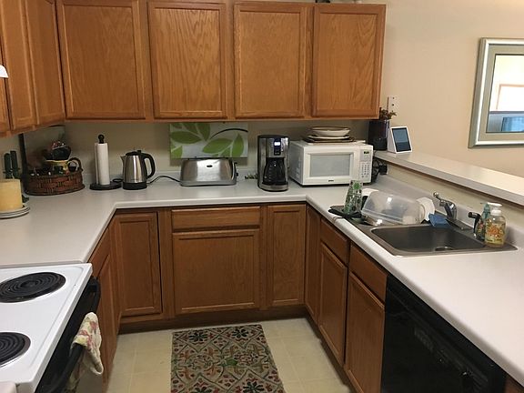 4th image of 646 Willoughby Way W