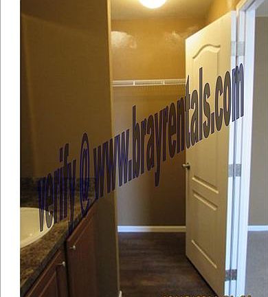 3068.5 Hummingbird Ct. bathroom