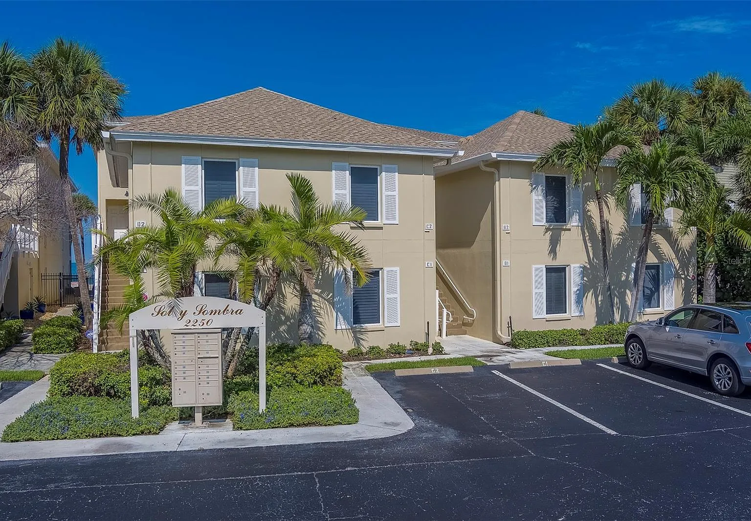 Luxury Gulf-Front Living — Photo 3