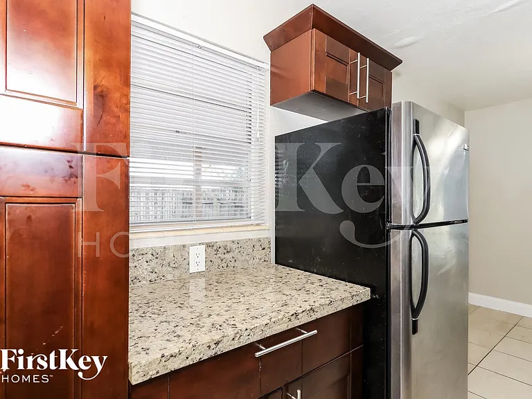 2350 SW 68th Ter — Photo 5