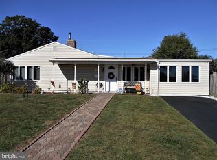 41 Valley Rd, Levittown, PA 19057