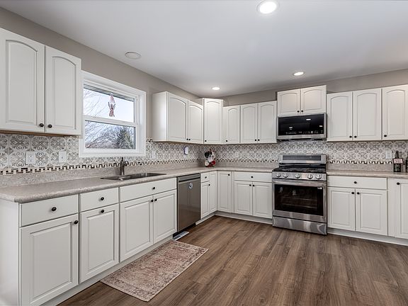 4th image of 4 Maplewood Ln
