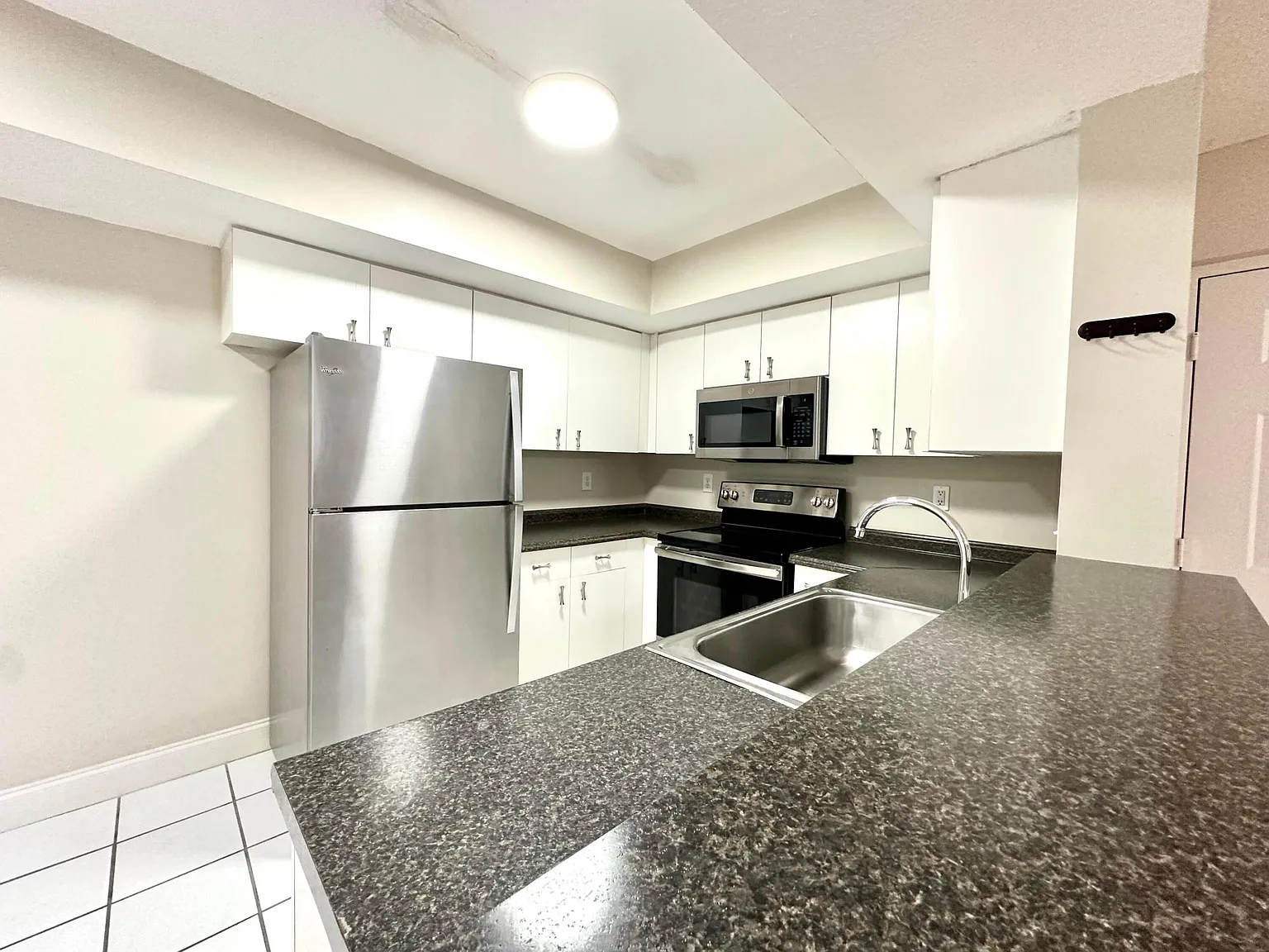 1 bed, 846 sqft, $1,700 — Photo 4