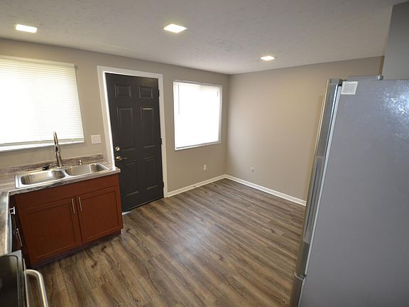 3rd image of 3289 Reis Ave