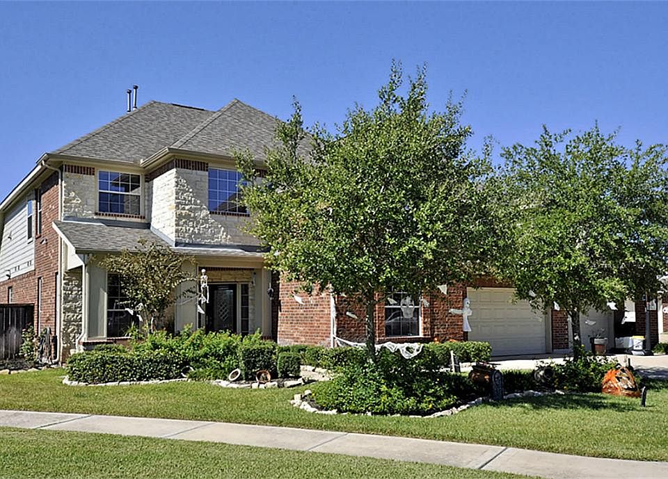 5/3/3 + Study + Game Room + Pool + Spa located in Long Meadow Farms. Elementary school 1 block away.