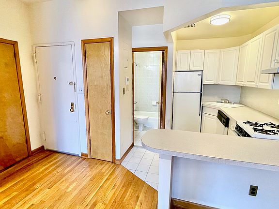 4th image of 160 W 75th St #3B