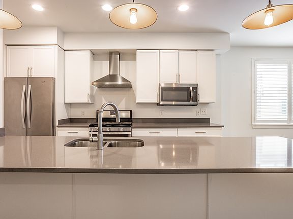 3rd image of 622 E 10th St #301