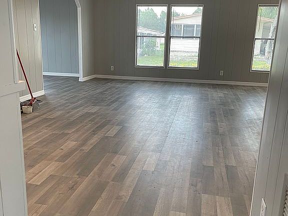 3rd image of 413 Summerhill Dr