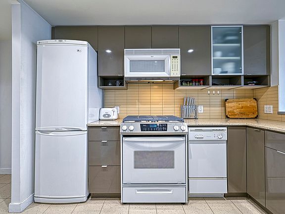 3rd image of 928 Beatty St #2901