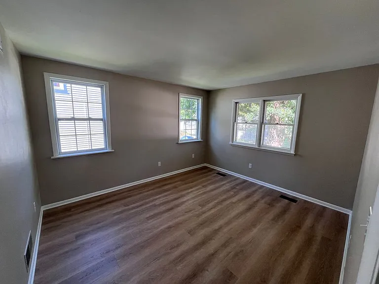 519 Kenmore Rd — Photo 17
