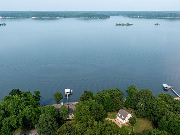 3rd image of 129 Wayne Cir