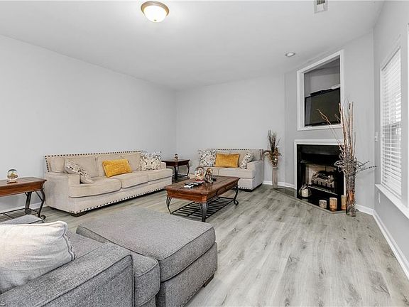 5th image of 4303 White Oak Dr