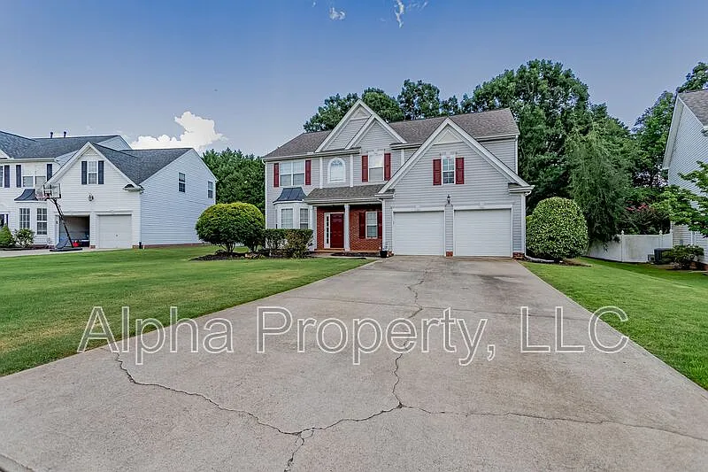 5 bed, 2.5 bath, 2600 sqft, $2,500 — Photo 2