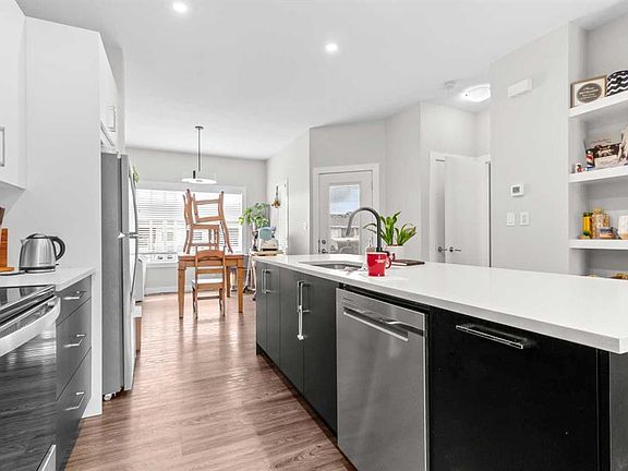 4th image of 75 S Ellington Cres