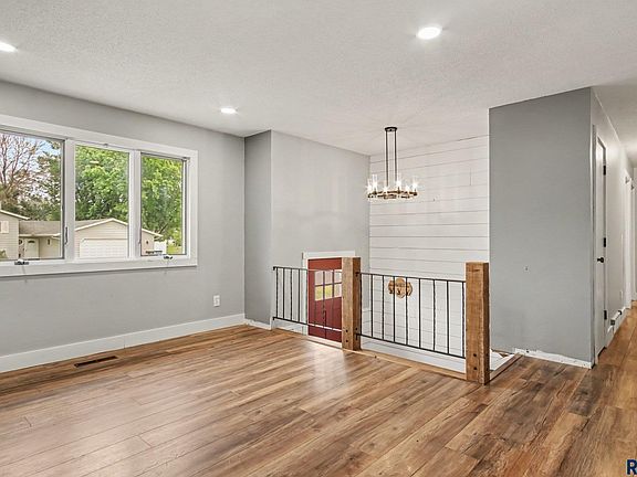 2nd image of 605 W 7th Ave