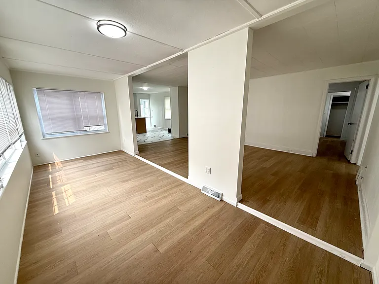 1409 Lawrence Ave — Photo 5
