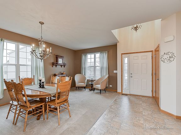 2-story foyer & 9' ceilings!
