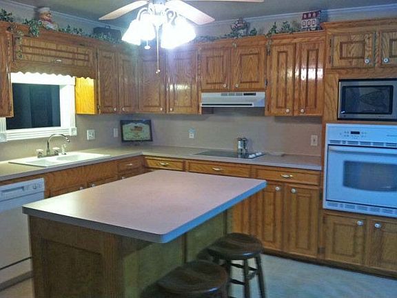 2nd image of 207 Balsam St