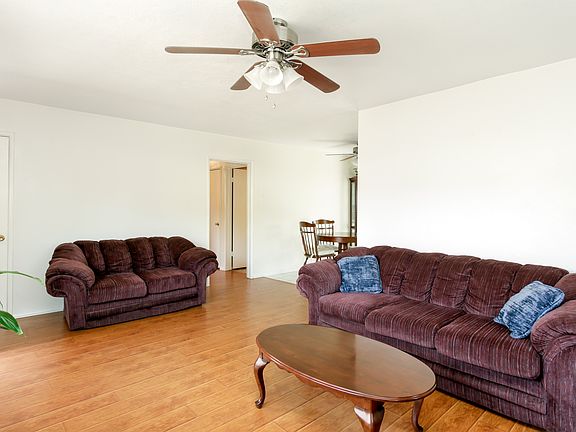4th image of 9512 Farmington Dr