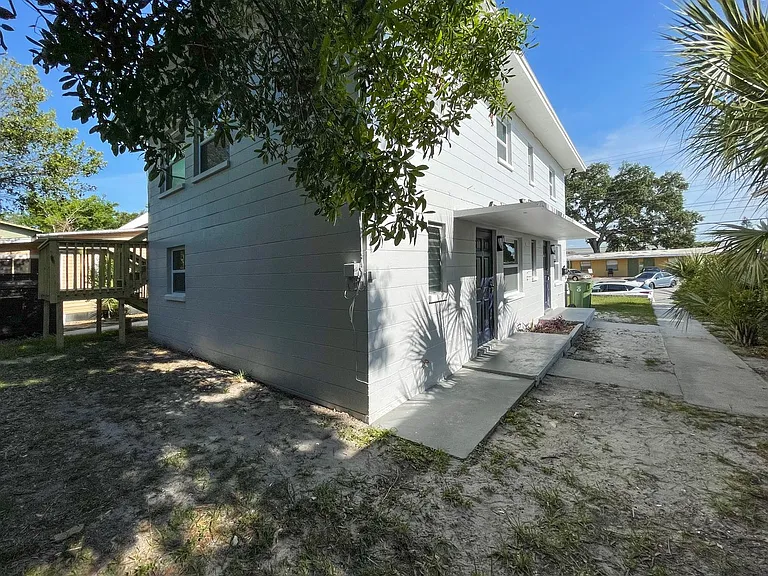 2704 E Columbus Dr — Photo 9