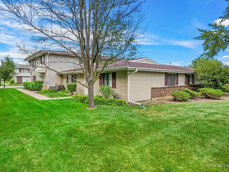 1435 Millbrook Ct — Photo 2